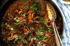 Estos pulpitos encebollados con salsa se alejan del clásico pulpo cocido, ya que los pulpitos se cocinan de forma diferente, y el hecho de que se cayendo en los clásicos, lo cierto es que como guarnición le van geniales unas patatas cocidas al estilo del pulpo a feira, cortadas en rodajas y. Receta De Pulpo En Salsa De Vino Tinto Cocina Y Vino