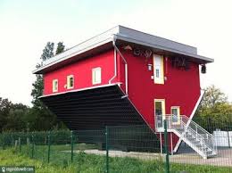 Une Maison A L Envers Maisons Insolites Maisons Etranges Et Maison