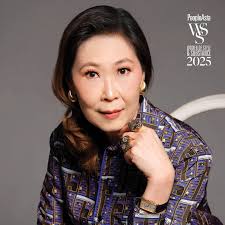 peopleasia's #womenofstyleandsubstance2023 awardee Maria Grace Uy with  husband Dennis Anthony Uy and their daughter Kyla