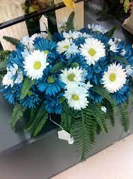 What a great way to honor your loved one!❤️ this very full saddle has large white dahlias, large red hydrangea, and small red/white hydrangea, with white & blue filler flowers and greenery. Saddle For Headstone Blue White Gerber Daisys Memorial Flowers Grave Flowers Cemetery Flowers