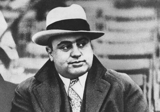 El 25 de enero de 1947, en Miami, EEUU, moría un hombre que se transformó en criminal y un ícono del hampa a nivel mundial, ese día se apagaba la vida de