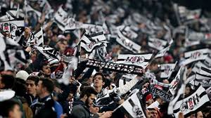 Gaziantep deplasmanında şampiyonluğu kutlayan beşiktaş'ın saha içindeki toplu fotoğrafından 3 quaresma'nın fotoğraf çekimi sırasında saha ortasında olduğu ve taraftarlara 3'lü çektirdiği ortaya çıktı. Kampanya Buyuk Besiktas Taraftari Besiktas In Son 3 Macinin Toplu Bilet Satisinin Iptali Tek Mac Icin Bilet Alinabilmesi Change Org