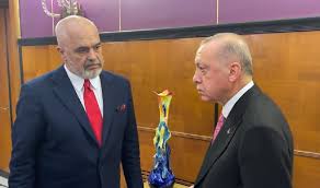 E krijuar posa&ccedil;&euml;risht p&euml;r Erdogan/ Dhurata e ve&ccedil;ant&euml; e Ram&euml;s p&euml;r  Presidentin turk dhe porosia q&euml; i la: Zonja jote&hellip;