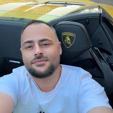 Mirëmengjesi. Kryetari i Prishtinës Shpend Ahmeti, ja thuri këngës në një  nga lokalet e kryeqytetit mbrëmë.