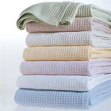 Dress atau gamis syari, baju, tunik, rok dan lain sebagainya, jadi memang wajar kalau kita tidak asing dengan nama bahan ini. Mengenal Kain Waffle Bahankain Com