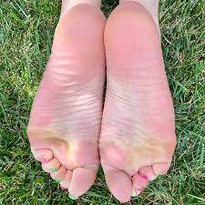 How are the terms adore and kiss feet related? I Adore Pretty Feet Youtube