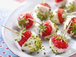 Fraises En Coque De Chocolat Blanc Et Pistaches Recette Recette Avec Des Fraises Recette Et Recettes De Cuisine