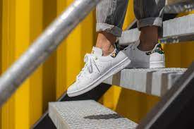 Stan smith details the signature stan smith features a simple white colorway punctuated by a patch of green on the heel and a line drawing of smith's face on the tongue. Adidas Women S Stan Smith Cloud White Core Black Gold Metallic Eh2037