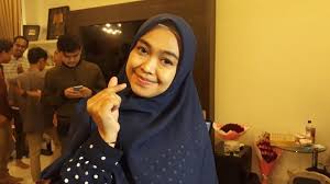 Foto, video, hingga meme kocak yang diunggah ricis cukup mampu menarik hati para netizen. Gaya Busana Terbaru Ria Ricis Banjir Kritikan