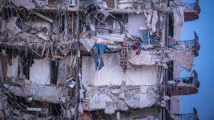 Un centenar de desaparecidos por el desplome de un edificio en miami. D2x847g2jum12m