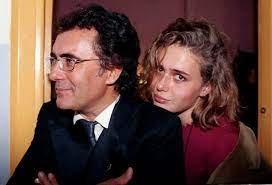 Come due gocce d'acqua che giocano su un vetro ci ritroviamo io e te. Nu Mai Au Putere Sa Mai Creada Fiica Lui Al Bano Si A Rominei Power Declarata Oficial Moarta Adpm