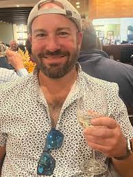 Hello, I am 26 year old reform Jew. Located in Chicago Illinois. Open to a  long distance thing for the right person. Looking for my person. I love a  solid adventure, current