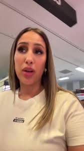 Cuando eres influmierders y subes estos videos, pobre no tenía nada en la  nevera cuando se las dan de todo, la palabra influencers es influencia pues  solo ven la pasta no el dano que pueden hacer ...