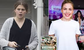 Belle touche alors 5 000 dollars de l'assurance vie de son défunt mari (l'équivalent d'environ 150 000 dollars de 2008). Belle Gibson Cancer Faker S Assets Seized As Sheriff Executes Warrant On Her Home Daily Mail Online
