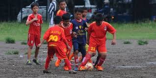 Walaupun posisinya bisa diatur sesuai keinginan pelatih, formasi standar tim biasanya terdiri dari 4 bek (pemain. 4 Tujuan Utama Permainan Sepak Bola Meningkatkan Karakter Tanggung Jawab Merdeka Com