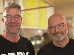 Currywurst ist für Tim Koch (links) und Gregor Lauenburger (rechts) ein  Stück Heimat