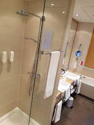 Günstige preise exklusive businessrabatte bis zu 30 % neu: Bad In Der Suite Mit Grosser Dusche Und Badewanne Aufnahme Von H4 Hotel Berlin Alexanderplatz Tripadvisor