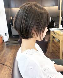 画像に含まれている可能性があるもの 1人以上 室内 cắt toc toc ngắn cat