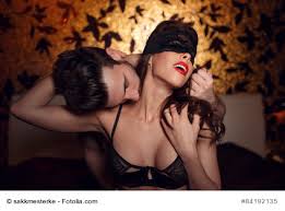 Sexy babes mit heißen körpern lieben es, sich gegenseitig nasse pussies mit sexspielzeug zu bohren, bis sie sich. Fesseln Im Bett Erregendes Spiel Oder Grund Zur Panik