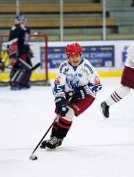 Cel mai bătrân hocheist din lume e canadianul Mark Sertich. Are 97 de ani,  a luptat în Al Doilea Război Mondial și e încă activ. A intrat în Guiness  Book