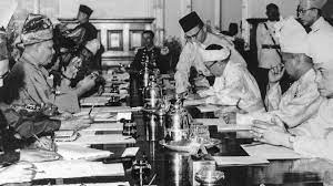 </li></ul><ul><li>sistem pendidikan yang diwujudkan oleh british ialah sistem pendidikan vernakular. Tujuh Wasiat Raja Raja Melayu Sebelum Kemerdekaan Tanah Melayu