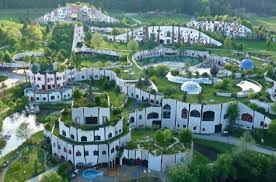 Architecture Insolite Decouvrez L Oeuvre De L Autrichien Hundertwasser Inspiree De Gaudi Hundertwasser Architecture Friedensreich Hundertwasser Green Architecture