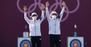 올림픽 축구대표 선수들은 (올림픽) 기준 연령을 넘어도 되는 세 명의 '와일드카드'를 제외하면 모두 만 23세 손흥민은 한국 대표팀의 와일드카드 가운데 한 명이다. Lkxv9cgufmv11m