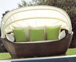I divani possono essere senza o con cuscini, anche se il consiglio è di acquistarli con, o quantomeno. Divano In Rattan Sintetico Per Esterni Con Cuscini Idrorepellenti Fumagalli Vimini