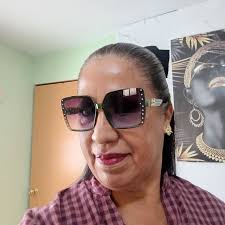 Una mujer desnuda se sube a un taxi. El taxista la mira fijamente,  observándola de arriba abajo. La mujer, ofendida, le pregunta al taxista:  "¿Qué le pasa? ¿Nunca ha visto a una