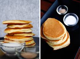 Eierkuchen — eierkuchen, eine mehlspeise aus milch, seinem mehl, eiern, etwas zucker u. Ricotta Pancakes