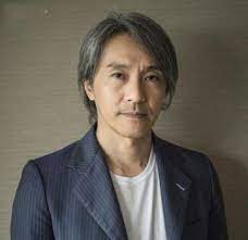 May 31, 2021 · 港星張達明曾與周星馳演出電影《大內密探零零發》，其中經典一幕飾演皇上的他賞星爺巴掌，打得星爺滿臉通紅，成為戲迷心中的經典，他在事業巔峰之際，2011年罹患鼻咽癌，抗癌期間，他的太太一直陪伴他接受化療，但2人卻於2016年宣佈離婚，結束了15年的婚姻，讓人驚訝，對此張達明曾透露. å'¨æ˜Ÿé¦³ Komica Wiki