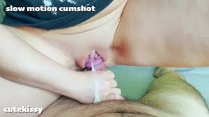 Její těsná kundička ho dělá velmi rychle, obrovský výstřik ve zpomaleném  záběru!