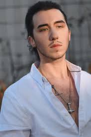 What's up y'all, I am Grayson. I am 22 yrs old, I started medically  transitioning about 2 years ago!