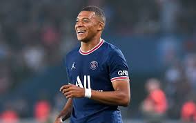 ومن المقرر أن ينتهي العقد الحالي للاعب الفرنسي الشاب مع باريس سان جيرمان في صيف 2022. Xcu3op95q4kucm