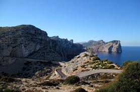 Η ισπανία είναι κοινοβουλευτική δημοκρατία και συνταγματική μοναρχία με αρχηγό κυβέρνησης η ισπανία αποτελεί ενιαίο κράτος, αποτελούμενο από 17 αυτόνομες κοινότητες και 2 αυτόνομες πόλεις. Tornos News Bretania Germania Kai Gallia Egkataleipoyn Thn Toyristikh Ispania