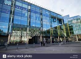 Accenture's head office in dublin required a set of illuminated letters floating on top of a glass as we celebrate our 50th year, we must recognise the support of companies like accenture in making our. 1 Grand Canal Square Burogebaude Hsbc Accenture Bank Von Irland Und Zitadelle Wertpapiere Buros Dublin Irland Europa Stockfotografie Alamy