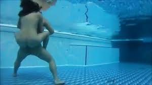 Piscine Publique Scintillante Pour Un Duo Audacieux Porn300 Com