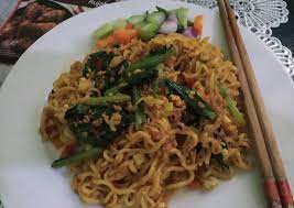 Cara membuat mie goreng ala rumahan tanpa ribet dengan bahan seadanya, yang akan anda perlukan 250 gram mie basah atau mie kuning, 1 butir telur ayam, 1/2 ikat sawi hijau, 1/4 kol, iris sesuai selera, ayam dipotong dadu sesuai selera, 1 batang daun bawang, iris Cara Mudah Mempersiapkan Enak Mie Aceh Bahan Seadanya