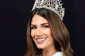 Cuando la candidata de colombia se acercó a steve, este simuló estar nervioso ante su presencia, y de inmediato le indicó mostrándole su tarjeta de apuntes que efectivamente decía el nombre de nuestro. Gabriela Tafur Nader Crowned Senorita Colombia 2019