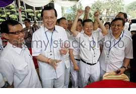 Ong tee keat (жеңілдетілген қытай: Ong Tee Keat 2nd L President Of Malaysian Chinese Association Mca Is Greeted By Delegates As He Arrives For The Party S Extraordinary General Meeting In Kuala Lumpur October 10 2009 Delegates Will Decide On A Vote Of No Confidence In Ong S