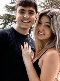 Filho de Gugu Liberato curte férias ao lado da namorada no Brasil