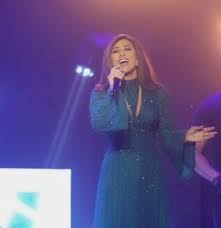 لا زالت شمس الأغنية اللبنانية نجوى كرم تثير الجدل في جميع طلّاتها وظهوراتها وحتى الأعمال المصوّرة التي تقدّمها، فهي منذ أكثر من 20 عاماً تقدّم في كلّ فيديوكليب وجلسة تصوير إطلالات اليوم نستعيد معاً أبرز 17 إطلالة لنجوى كرم أثارت الجدل في مسيرتها الفنّية. Ø­ÙÙ„Ø© Ù†Ø¬ÙˆÙ‰ ÙƒØ±Ù… ÙÙŠ Ø§Ù„Ø±ÙŠØ§Ø¶ ØªØ³Ø¬Ù„ Ø±Ù‚Ù…Ø§ Ù‚ÙŠØ§Ø³Ø§ Ø¨Ø¹Ø¯Ø¯ Ø§Ù„Ø¬Ù…Ù‡ÙˆØ± ÙŠÙÙˆÙ‚ Ø¹Ø¯Ø¯ Ø­Ø¬Ø§Ø¬ Ø¨ÙŠØª Ø§Ù„Ù„Ù‡ Ù‡Ø°Ø§ Ø§Ù„Ø¹Ø§Ù… ØµÙˆØ± ÙÙŠØ¯ÙŠÙˆ