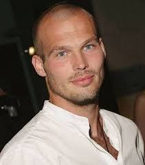 The hair is cut into ¼ inch that is 6.35 in millimeters which hides the visibility of the scalp through the hair. The Number 2 Haircut Length Guide And Look Book Men S Guide