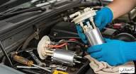 فني كراج متنقل يقوم بتبديل طرمبة بنزين السيارة في الكويت