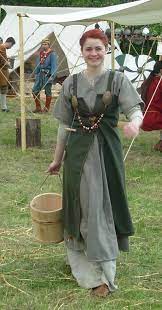 Costumes Personnels La Malle Aux Aiguilles Robe Viking Costume Vetements Medievaux