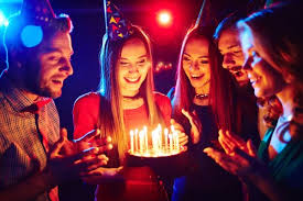 Rasanya….hadiah berupa sehelai sapu tangan dan sekeping foto sudah cukup memadai untuk hadiah lelaki seperti ini. 9 Hadiah Ulang Tahun Yang Pas Buat Sahabat Di Hari Bahagianya Apa Saja