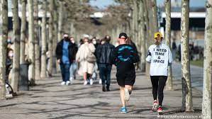 «μόλις δούμε ότι ο αριθμός των νέων κρουσμάτων έχει περιοριστεί σε μερικές εκατοντάδες κάθε μέρα», λέει ο λαρς σάαντε. Berolino Antifaseis Gia Th Xalarwsh Twn Metrwn Politikh Dw 23 02 2021