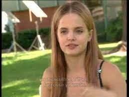 A sequel to the 1999 comedy film american pie, it is the second film in the american pie series and stars jason biggs, shannon elizabeth, alyson hannigan, chris klein, natasha lyonne, thomas ian nicholas, tara reid, seann william scott, mena suvari. Mena Suvari Actriz American Pie 1999 Youtube