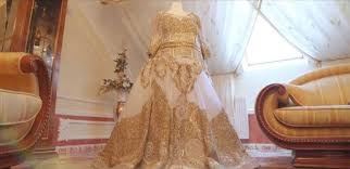 Chiaramente una sposa gipsy rappresenta il simbolo della libertà. Matrimonio Gipsy Super Sontuoso La Sposa Rumena 19enne Indossava Un Abito Bianco E Dorato Da 180 000
