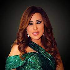 نجوى كرم خطفت الانظار في الحلقة بفستان ابيض بسيط مكشوف الكتفين، وبمكياج ناعم، ما دفع مقدم البرنامج الى التغزل بجمالها وطلب يدها للزاوج. Ù†Ø¬ÙˆÙ‰ ÙƒØ±Ù… Forbes Lists